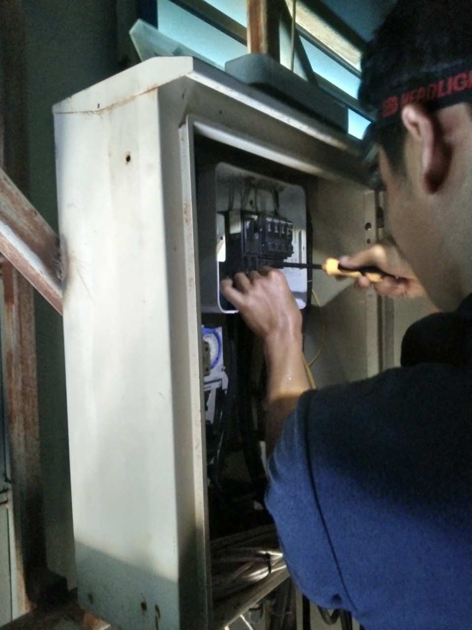 เปลี่ยนอุปกรณ์ทดแทนของเดิมที่เสียชำรุด ภายในตู้ควบคุมระบบไฟ